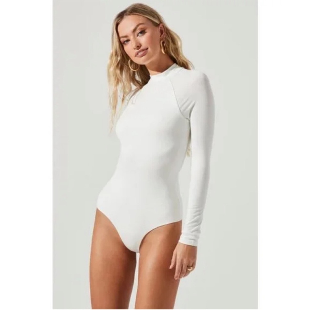 NWT ASTR The Label Prue Back Twist White Long Sleeve Bodysuit